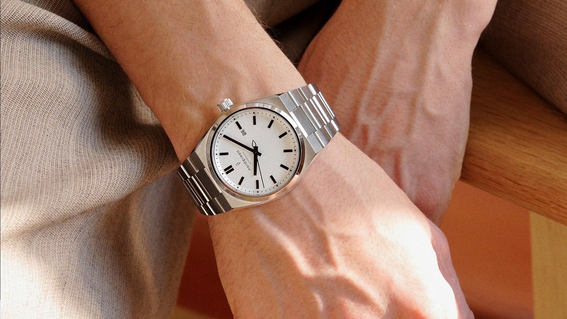 What hand do men’s watches go on?